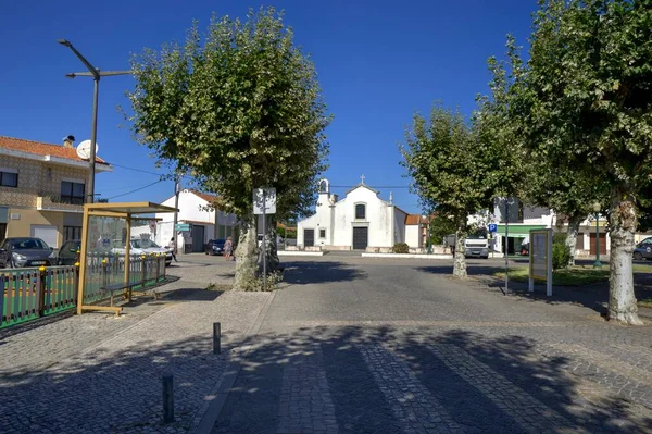 Quiaios Portugal August 2022 Straßenansicht Mit Baumgesäumter Straße Bushaltestelle Kirche — Stockfoto