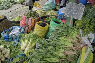 Chimbote, Peru - 18 Nisan 2024: Kamu pazarında satılık çeşitli sebzeler (2 Mayıs Pazar))