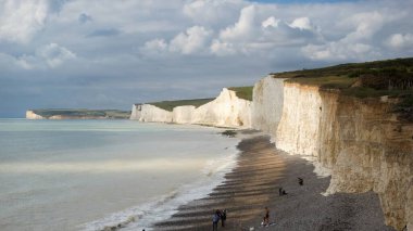 Birling Gap, İngiltere - 10 Eylül 2022: Güneşli bir günde Cuckmere Haven 'a doğru Seven Sisters Cliffs' in görüntüsü
