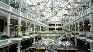 Dublin, İrlanda - 14 Haziran 2024: St. Stephens Green alışveriş merkezinin iç görünümü demircilik, sütunlar, aydınlatma, çatı kirişleri, cam ve büyük saati gösteriyor