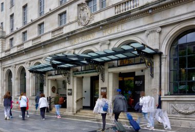 Dublin, İrlanda - 14 Haziran 2024: The Gresham Hotel 'in (Hotel Riu Plaza) girişi ön planda birkaç hareket bulanıklaştı
