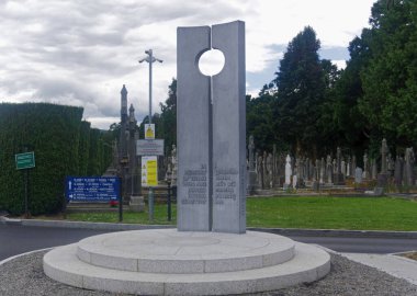Dublin, İrlanda - 16 Haziran 2024: Dekan 'ın Grange Mezarlığına Giriş, arka planda yazı, tabela ve mezar taşları bulunan heykeller