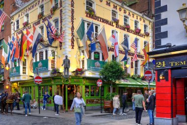 Dublin, İrlanda - 14 Haziran 2024: Fleet Street Temple Bar 'daki Oliver St John Gogarty kamu binasının dış görünüşü, müşterilerin varilleri masa olarak kullandıklarını gösteriyor