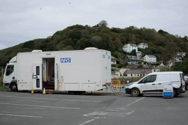 Looe, Cornwall, İngiltere - 22 Ekim 2021: Ulusal Sağlık Hizmetleri mobil göz tarama aracı kamu otoparkında