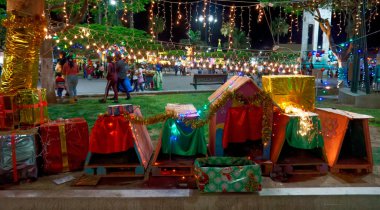 Chimbote, Peru - 30 Aralık 2022: Ana Meydan 'da (Plaza de Armas) gece süslenmiş köpek kulübeleriyle birlikte Noel ışıkları ve süslemeleri