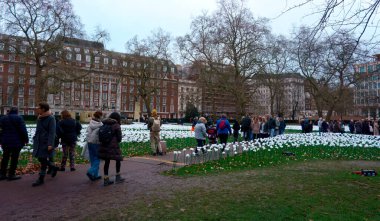 Londra, Birleşik Krallık - 16 Aralık 2023: The Royal Marsden Cancer Charity tarafından yapılan Sonsuza Kadar Bahçe