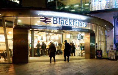 Londra, Birleşik Krallık - 16 Aralık 2023: Thames Nehri 'nin güney tarafındaki Blackfriars tren istasyonuna gece aydınlatma işareti ile giriş