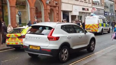 Londra - 04 01 2024: Richmond High Caddesi 'nde bir suç mahalli videosu. Hırsız polis tarafından tutuklandı..