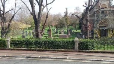 Londra 03 29 2024: Gün Işığındaki Fulham Mezarlığı