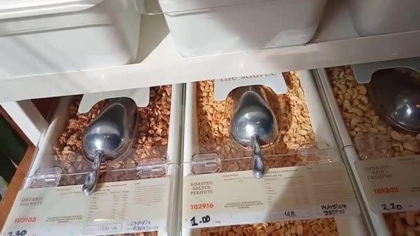 Londýn 2024 Výběr Ořechů Obchodě Source Bulk Foods Store Putney — Stock video