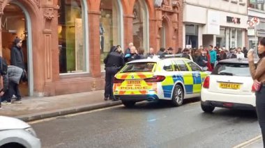 Londra - 04 01 2024: Richmond High Caddesi 'nde bir suç mahalli videosu. Hırsız polis tarafından tutuklandı..