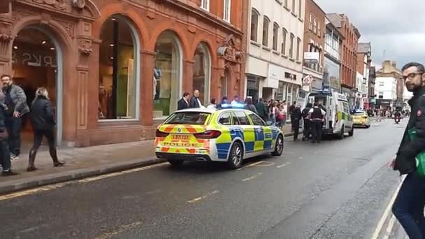 ロンドン 2024 リッチモンド ハイストリートの犯罪現場のビデオ 泥棒は警察に逮捕される — ストック動画