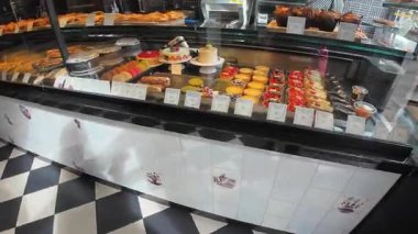 Londra - 07 31 2025: Şekerleme ve Pasta Dükkanı Cam Arkasında