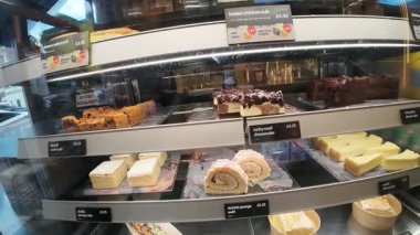 Londra - 07 31 2025: Şekerleme ve Pasta Dükkanı Cam Arkasında