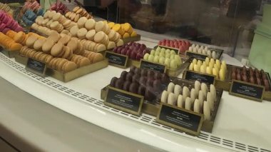 Londra - 07 31 2025: Şekerleme ve Pasta Dükkanı Cam Arkasında