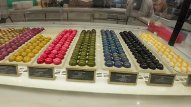 Londra - 07 31 2025: Şekerleme ve Pasta Dükkanı Cam Arkasında