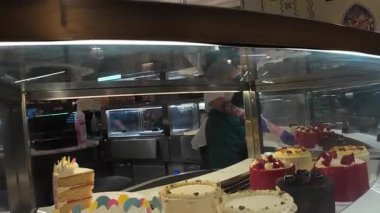 Londra - 07 31 2025: Şekerleme ve Pasta Dükkanı Cam Arkasında