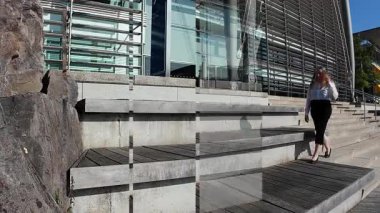 Yaratıcı teknoloji çağındaki iş kadını. Yüksek kalite 4k görüntü