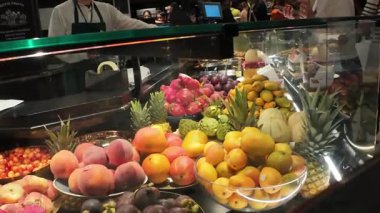 Londra - 07 31 2025: Süpermarket egzotik meyve seçimi bardağın arkasında