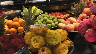 Londra - 07 31 2025: Süpermarket egzotik meyve seçimi bardağın arkasında