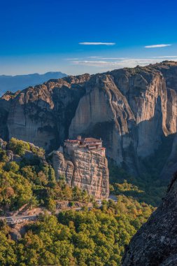 Meteora 'da bulunan Roussanou Kutsal Manastırı ilk kez 14. yüzyılda Yunanistan' ın Kalambaka kentindeki Meteora 'da kuruldu.