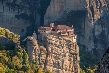 Meteora 'da bulunan Roussanou Kutsal Manastırı ilk kez 14. yüzyılda Yunanistan' ın Kalambaka kentindeki Meteora 'da kuruldu.
