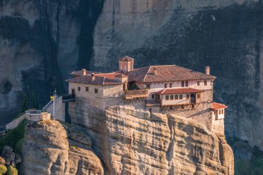 Meteora 'da bulunan Roussanou Kutsal Manastırı ilk kez 14. yüzyılda Yunanistan' ın Kalambaka kentindeki Meteora 'da kuruldu.