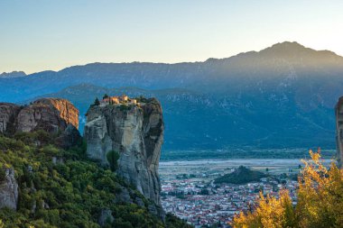 Yunanistan 'ın Thessaly kentindeki Kalampaka şehrinin üzerindeki kaya oluşumları ve Meteora manastırlarının panoramik fotoğrafı