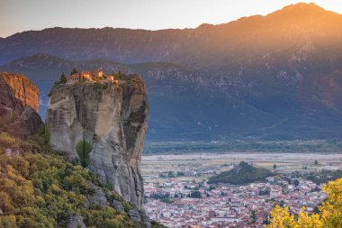 Meteora 'daki Kutsal Üçlü Manastırı (Agia Triada), Yunanistan' ın Kalambaka kentindeki en çok fotoğraflanan anıtlardan biridir.