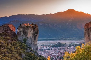 Meteora 'daki Kutsal Üçlü Manastırı (Agia Triada), Yunanistan' ın Kalambaka kentindeki en çok fotoğraflanan anıtlardan biridir.