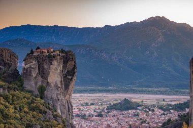 Meteora 'daki Kutsal Üçlü Manastırı (Agia Triada), Yunanistan' ın Kalambaka kentindeki en çok fotoğraflanan anıtlardan biridir.