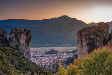 Meteora 'daki Kutsal Üçlü Manastırı (Agia Triada), Yunanistan' ın Kalambaka kentindeki en çok fotoğraflanan anıtlardan biridir.