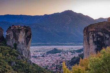 Meteora 'daki Kutsal Üçlü Manastırı (Agia Triada), Yunanistan' ın Kalambaka kentindeki en çok fotoğraflanan anıtlardan biridir.