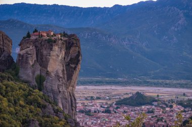 Meteora 'daki Kutsal Üçlü Manastırı (Agia Triada), Yunanistan' ın Kalambaka kentindeki en çok fotoğraflanan anıtlardan biridir.