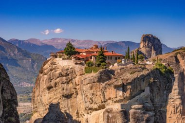 Meteora 'daki Kutsal Üçlü Manastırı (Agia Triada), Yunanistan' ın Kalambaka kentindeki en çok fotoğraflanan anıtlardan biridir.