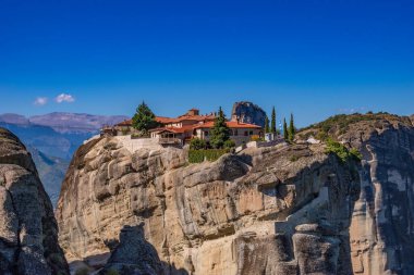 Meteora 'daki Kutsal Üçlü Manastırı (Agia Triada), Yunanistan' ın Kalambaka kentindeki en çok fotoğraflanan anıtlardan biridir.