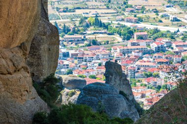 Yunanistan 'ın Kalambaka kentine doğru Meteora' daki Kutsal Üçlü Manastırı 'ndan (Agia Triada) görüntü