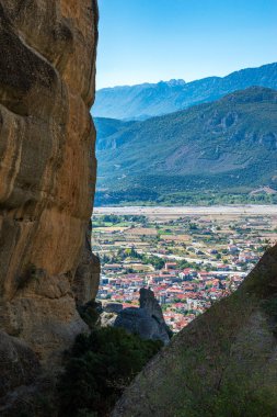 Yunanistan 'ın Kalambaka kentine doğru Meteora' daki Kutsal Üçlü Manastırı 'ndan (Agia Triada) görüntü