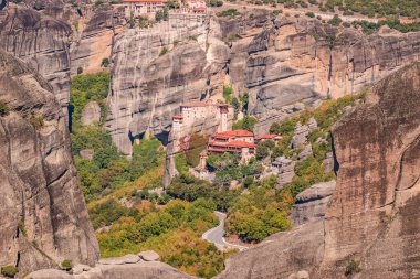 Günbatımında Kalambaka şehrinde, Yunanistan, Avrupa 'da, Teselya' da, günbatımında, Meteora 'nın manastır ve kaya oluşumlarının güzel panoramik fotoğrafı..