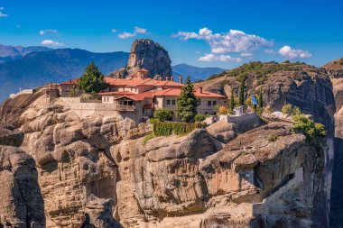 Meteora 'daki Kutsal Üçlü Manastırı (Agia Triada), Yunanistan' ın Kalambaka kentindeki en çok fotoğraflanan anıtlardan biridir.