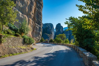 Yunanistan 'ın Thessaly kentindeki Kalampaka şehrinin üzerindeki kaya oluşumları ve Meteora manastırlarının panoramik fotoğrafı