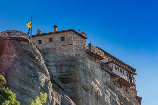 Günbatımında Kalambaka şehrinde, Yunanistan, Avrupa 'da, Teselya' da, günbatımında, Meteora 'nın manastır ve kaya oluşumlarının güzel panoramik fotoğrafı..