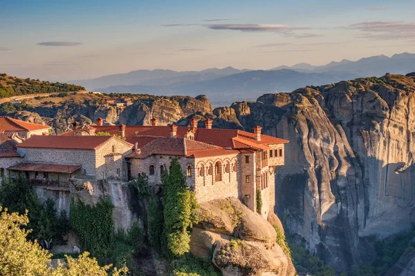 Varlaam Kutsal Manastırı, Yunanistan 'ın en büyük ikinci Meteora manastırı.