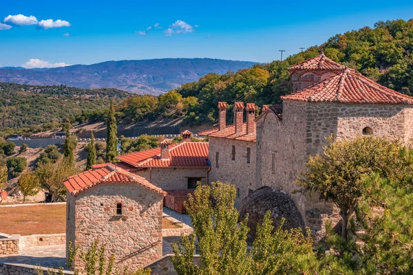 Günbatımında Kalambaka şehrinde, Yunanistan, Avrupa 'da, Teselya' da, günbatımında, Meteora 'nın manastır ve kaya oluşumlarının güzel panoramik fotoğrafı..