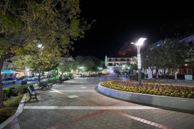 Thessaly, Yunanistan ve Avrupa 'daki Kalambaka şehrinin merkezinden gece hayatı ve şehir manzarası.