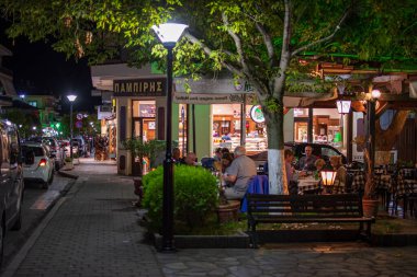 Thessaly, Yunanistan ve Avrupa 'daki Kalambaka şehrinin merkezinden gece hayatı ve şehir manzarası.