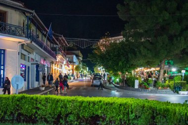 Thessaly, Yunanistan ve Avrupa 'daki Kalambaka şehrinin merkezinden gece hayatı ve şehir manzarası.
