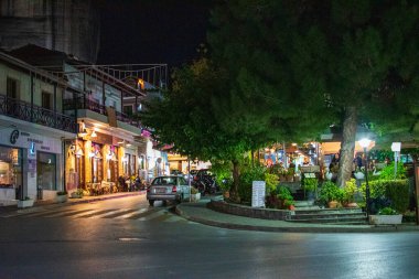 Thessaly, Yunanistan ve Avrupa 'daki Kalambaka şehrinin merkezinden gece hayatı ve şehir manzarası.