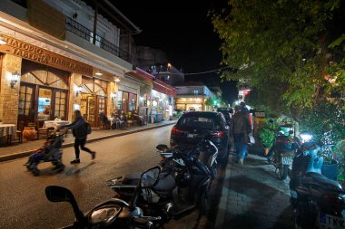 Thessaly, Yunanistan ve Avrupa 'daki Kalambaka şehrinin merkezinden gece hayatı ve şehir manzarası.