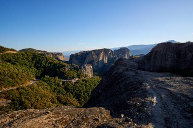 Yunanistan 'ın Thessaly kentindeki Kalampaka şehrinin üzerindeki kaya oluşumları ve Meteora manastırlarının panoramik fotoğrafı